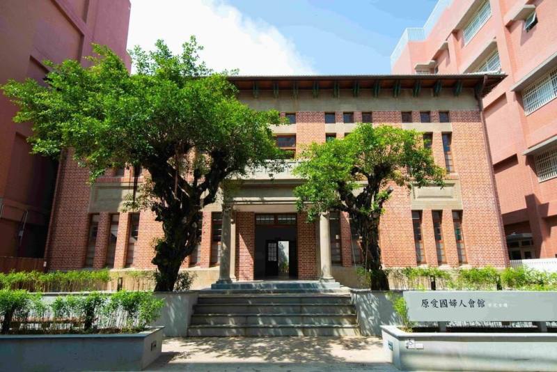 高雄市文化局將百年古蹟「原愛國婦人會館」活化利用，打造成在地創生展演基地，10日舉辦開幕茶會。（高雄市文化局提供）