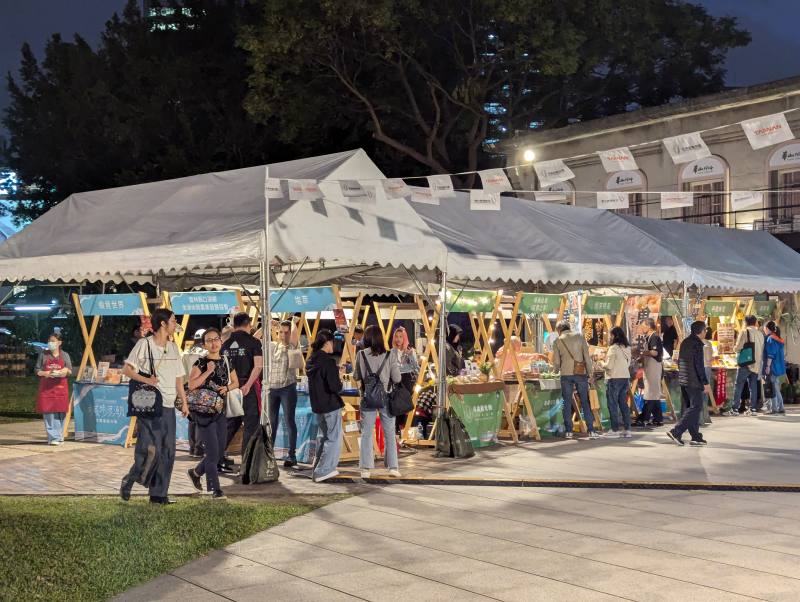 華山1914文創園區夜間人潮不斷