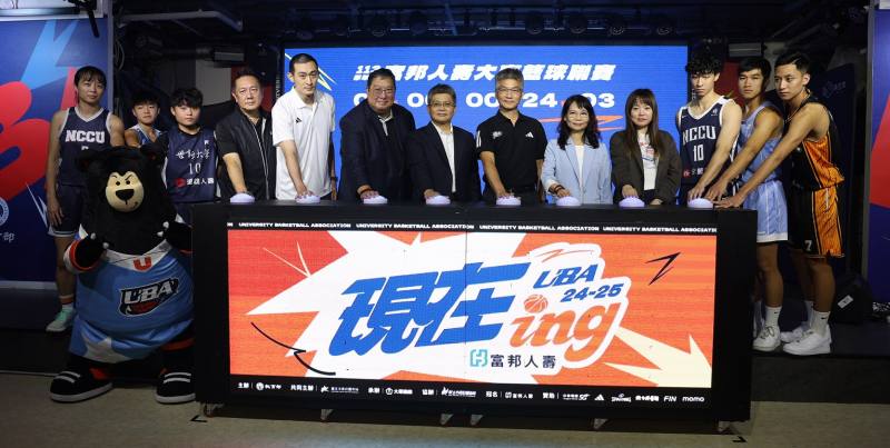 大專籃球聯賽開賽記者會邀請各級組選手代表出席，在教育部體育署房瑞文副署長(右7)和中華民國大專院校體育總會王鶴森副會長(右6)的見證下，共同宣告新賽季正式啟動