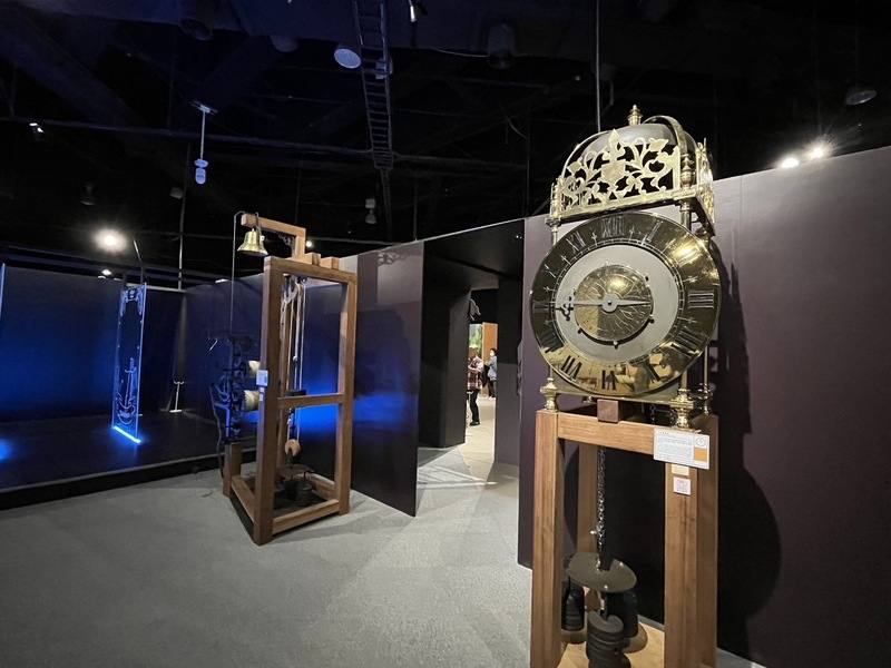 高雄國立科學工藝博物館有377件量測類文物，近日推出「星動時刻．量測傳說—量測萬物與星座的探索之旅」特展，呈現經典展品，包括各式古鐘與座鐘