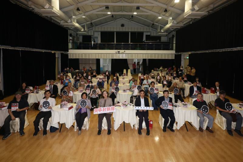 （左2起）臺灣獨立建國聯盟主席陳南天、錫安山教會代表林麗真、文化部政務次長王時思、國家人權博物館長洪世芳、策展人薛化元、臺灣戒嚴時期政治受難者關懷協會理事長陳中統，以及政治受難者前輩與家屬、曾經的「黑名單」人士，為「突破封鎖線 戰後黑名單特展」揭幕