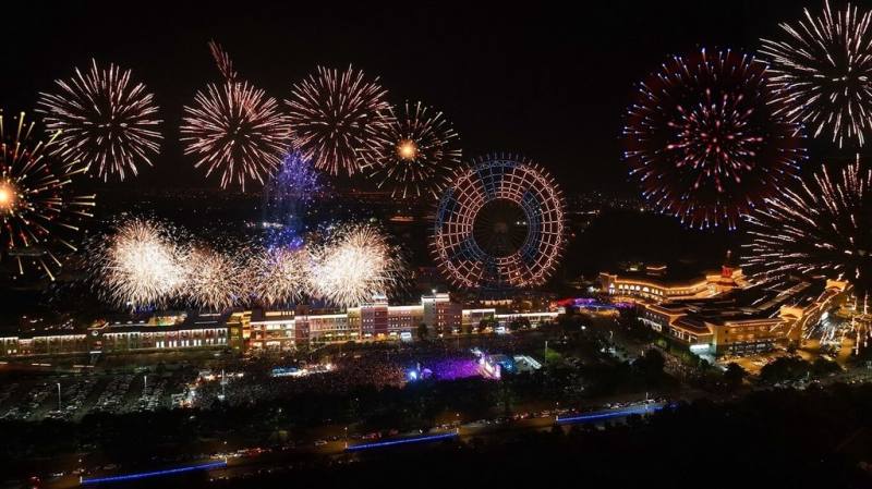 麗寶樂園渡假區將舉辦2025跨年演唱會，除了有超強卡司帶來精彩表演，倒數時刻更有摩天輪燈光動畫及璀璨煙火秀。（麗寶樂園渡假區提供）