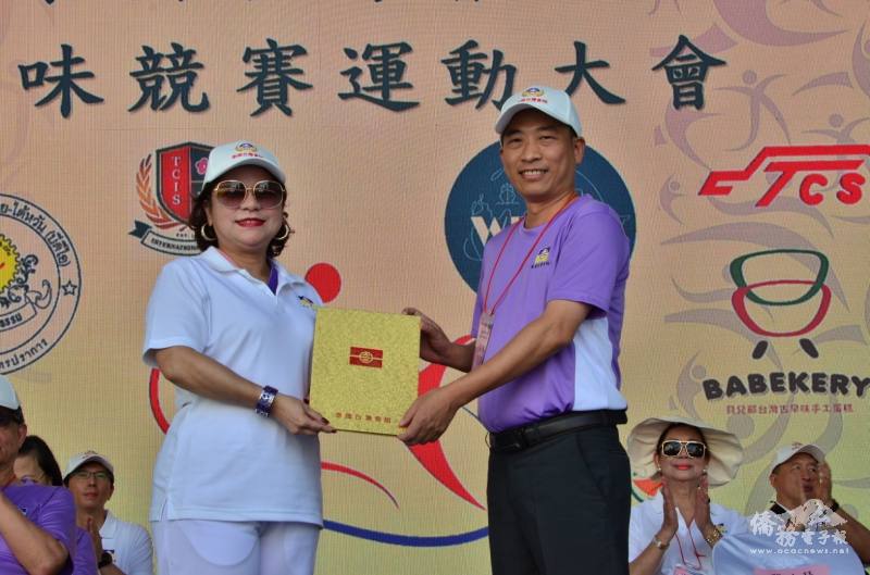 駐泰國代表處僑務組組長許世榕代表接受臺灣會館主席張玲琴致僑委會感謝狀