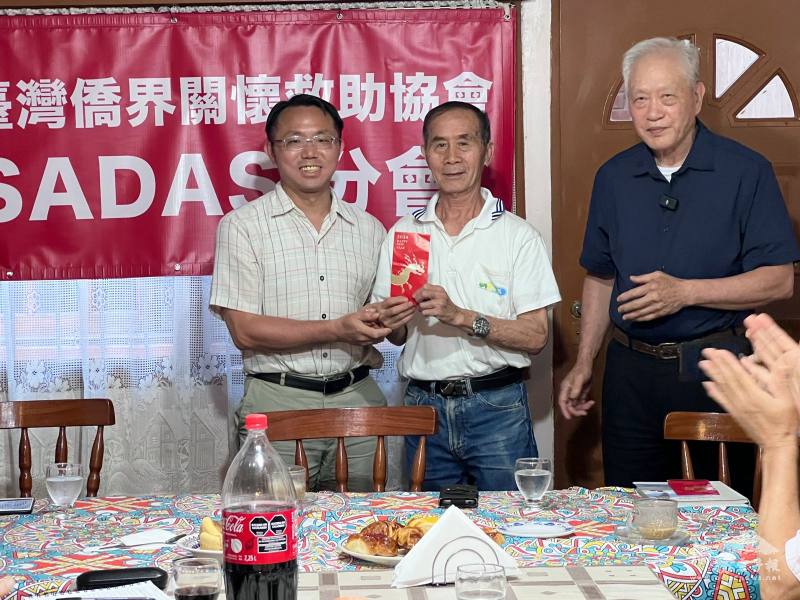 僑務秘書丁健民贊助Posadas分會基金