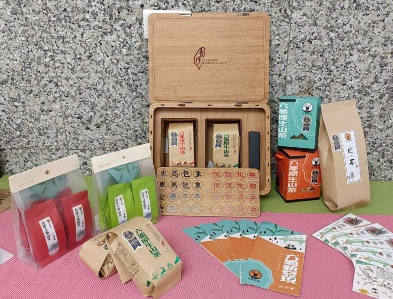 高雄市六龜區新發社區發展協會近日在2024法國AVPA世界茶葉大賽勇奪大獎，以「葉香白鑽茶」與「醇香紅寶茶」2款山茶，分別獲得銅獎與特別獎。（高雄市農業局提供）