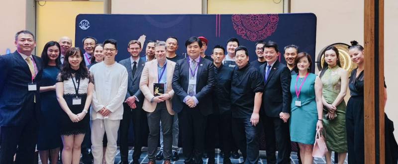 2024雪梨臺灣美食節主辦單位澳洲臺灣商會會長吳鎧圳(中)、駐雪梨辦事處處長吳正偉夫婦、工作團隊及政要合照。