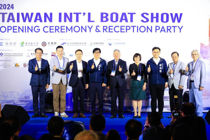 高雄市長陳其邁（左4）28日出席第4屆台灣國際遊艇展，本屆展覽為首次採全戶外展區，展出船艇數量更是創下歷屆新高。（高雄市政府提供）