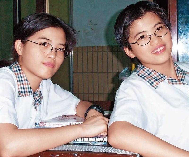 Yang Jo-tzu (left) and her late twin sister Yang Jo-hui. Photo taken from the Facebook page of Central Bookstore