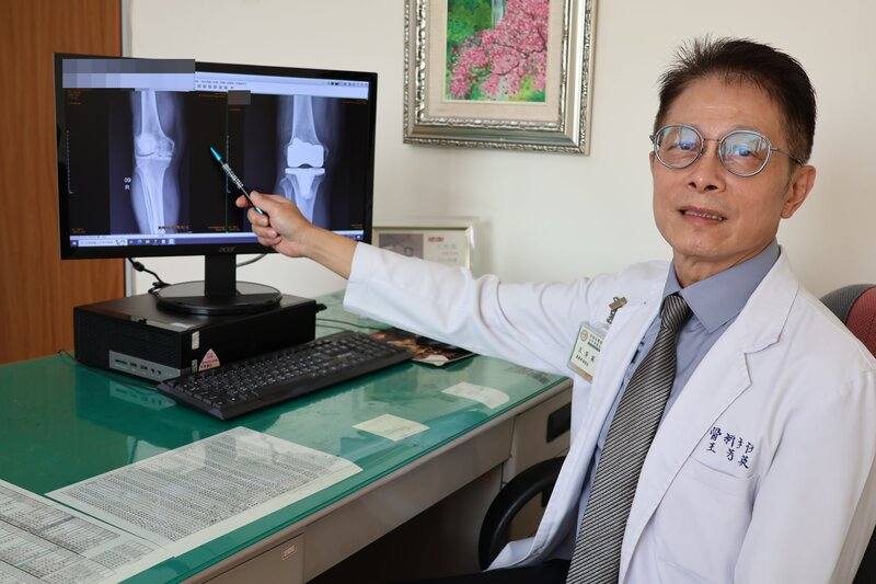 台中陳姓老翁年輕時當模板工人又耕田，膝蓋使用過度，突然不能走路，連站都有困難。大甲李綜合醫院骨科醫師王芳英（圖）指出患者右膝退化到無法行走