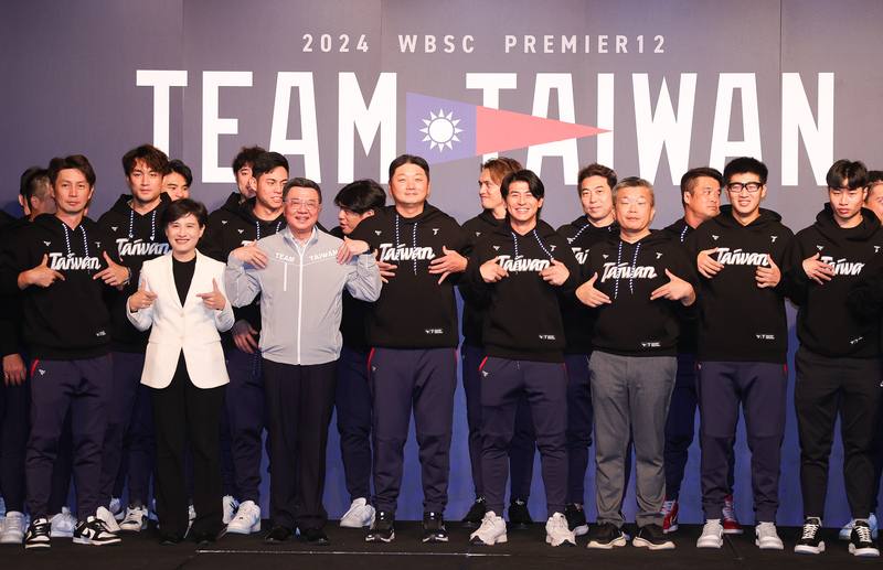 圖為26日世界12強棒球賽代表隊返國餐會，行政院長卓榮泰（前左3）和副院長鄭麗君（前左2）、中華職棒會長蔡其昌（前右3）、總教練曾豪駒（前左4）、台灣隊長陳傑憲（前右4）等人合影