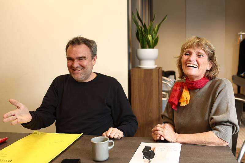 德國作曲家魏德曼（Jörg Widmann）（左）將與NSO國家交響樂團合作，指揮他為玻璃琴創作的樂曲，並請來玻璃琴演奏家克里斯塔．勛菲爾丁格（Christa Schönfeldinger）（右）演出，2人也一同接受專訪，暢聊音樂點滴