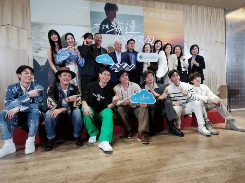 藝人何潤東（前左4）擔綱導演執導新劇「不如海邊吹吹風」，28日在台北舉行首映會，劇中取景金門風光，金門縣觀光處副處長董雲馨（後右）也率隊出席，期待透過這部作品吸引更多遊客走訪金門。（金門縣觀光處提供）