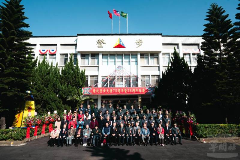 與會長官貴賓及登步英雄合影