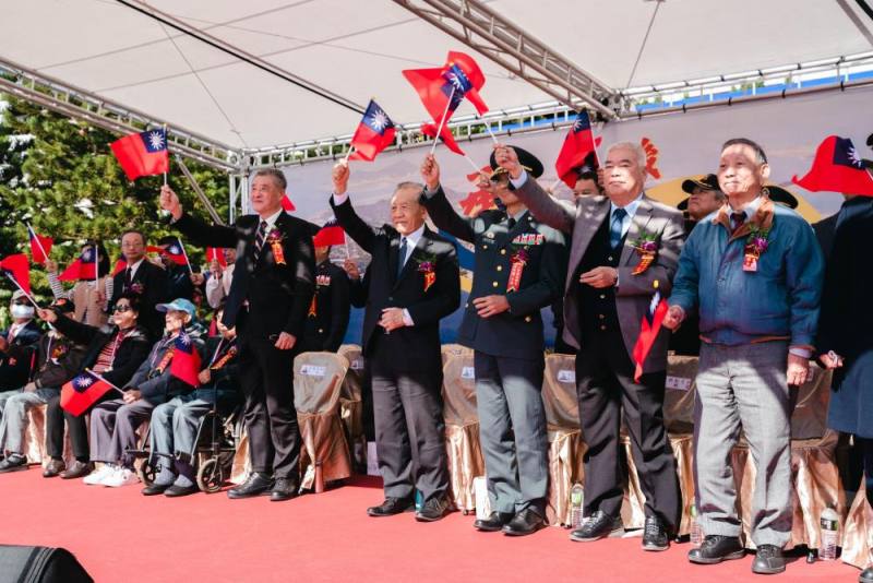 與會貴賓及登步英雄揮舞手中國旗