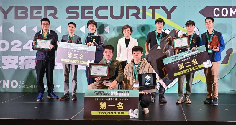 鄭麗君親自頒發金盾獎大專院校組鋒芒畢露獎及第1名至第3名獲獎團隊，並與同學們開心合影。