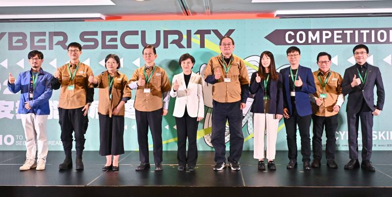 鄭麗君偕同數位發展部黃彥男部長、資通安全署謝翠娟署長、鄭欣明副署長、國家資通安全研究院何全德院長、DEVCORE翁浩正執行長、杜浦數位安全有限公司蔡松廷執行長及聯發科技李倫銓經理等嘉賓一同合影留念。