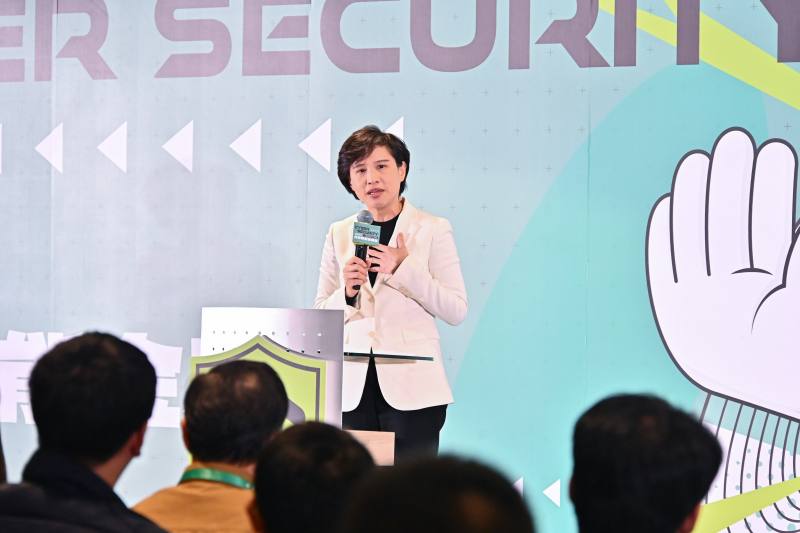 鄭麗君致詞恭喜所有參賽的學生都是「資安生力軍」，希望未來大家有機會成為「白帽駭客」，或是政府、企業的資安長，共同組成「資安國家隊」。