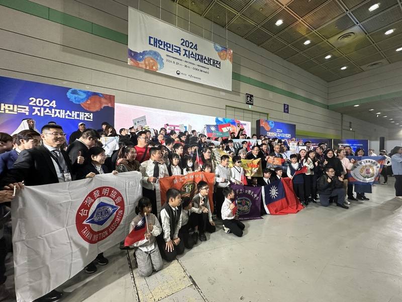 台灣發明協會率團參與2024年韓國首爾發明展，29日頒獎典禮中拿下41金、42銀、25銅，刷新獲獎紀錄。