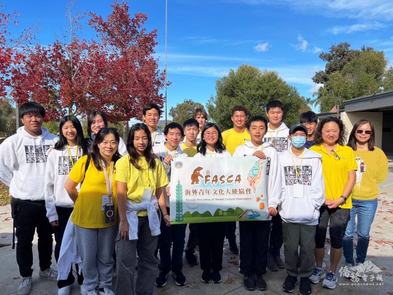 Smiles of the team show their commitment to making a difference. (Consulting Mentor Marian Liu Row 1 Left 1, Peggy Han Row 1 Right 2, Lecturer Irene Wang Row 1 Right 1, Assistant Mentor Adam Wang Row 2 Left 1).