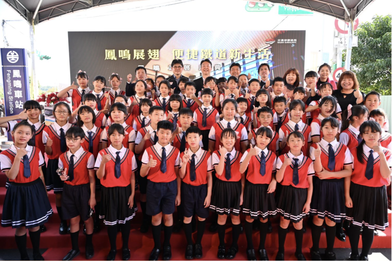 部長、局長與表演團體鳳鳴國小小朋友合照