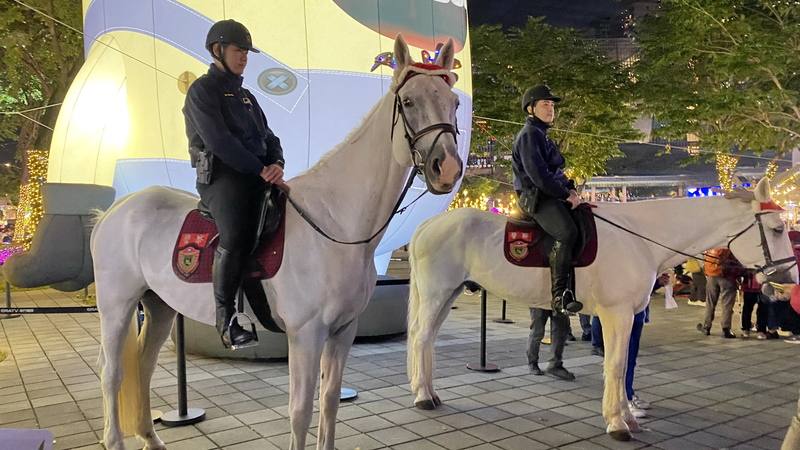 「2024新北耶誕市集」29日正式開跑，新北市警局騎警隊也出動值勤，吸引不少民眾目光，兼具觀光與維護治安效益。