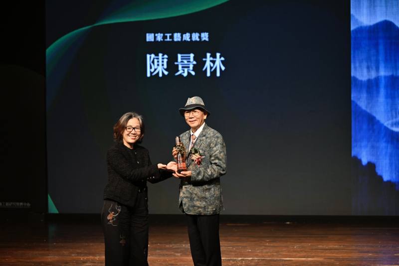 文化部政務次長王時思（左）頒贈國家工藝成就獎獎座予得獎者陳景林藝師（右），肯定其在臺灣工藝領域的卓越貢獻。