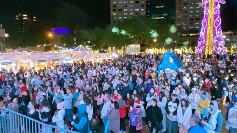 「2024新北耶誕市集」29日起到12月1日每天上午11時到晚間9時在市民廣場盛大展開，儘管入夜後氣溫下滑、天氣寒冷，但仍不減人潮熱情，大批民眾到場共襄盛舉。