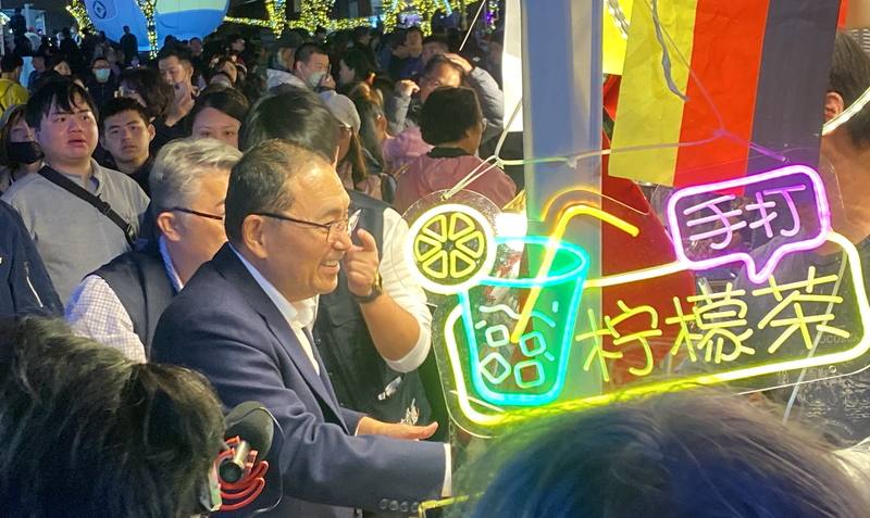 2024新北耶誕市集29日在新北市民廣場熱鬧揭幕，市長侯友宜（前左）晚間出席開幕式後，也走入市集逛攤位，與民眾近距離互動。