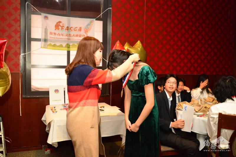密西根僑務委員盧曼菁頒發獎牌獎狀給受獎學員李欣