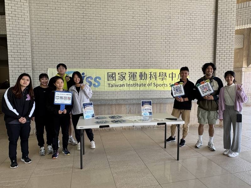 運動心理諮商是現代棒球不可或缺的一塊，國家運動科學中心、中信兄弟合作心理師洪紫峯（右3）帶領團隊來到台東，在原棒協關懷盃設置運動心理諮商小教室