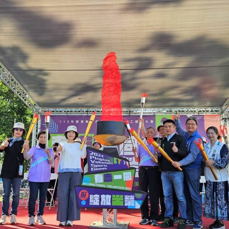 屏東縣政府1日舉辦「113年度志工運動大會」，吸引來自全縣超過1400名志工共襄盛舉，縣長周春米（前左3）將象徵傳承的聖火傳遞給志工代表，並感謝全體志工們的無私奉獻。（屏東縣政府提供）