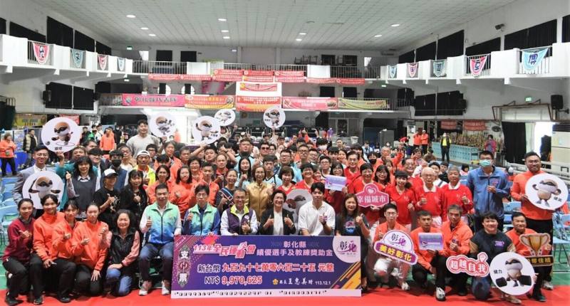 彰化縣選手在2024全民運動會拿下48面獎牌，創下近7屆獎牌數最多紀錄，縣府1日舉行代表隊頒獎典禮，縣長王惠美（前右8）頒發總額新台幣997萬625元獎助金。（彰化縣政府提供）