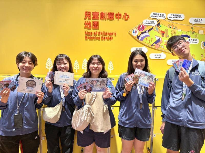 這群年輕朋友跑完故宮南院馬拉松就緊接著參加「卡牌奇遇記」解謎任務