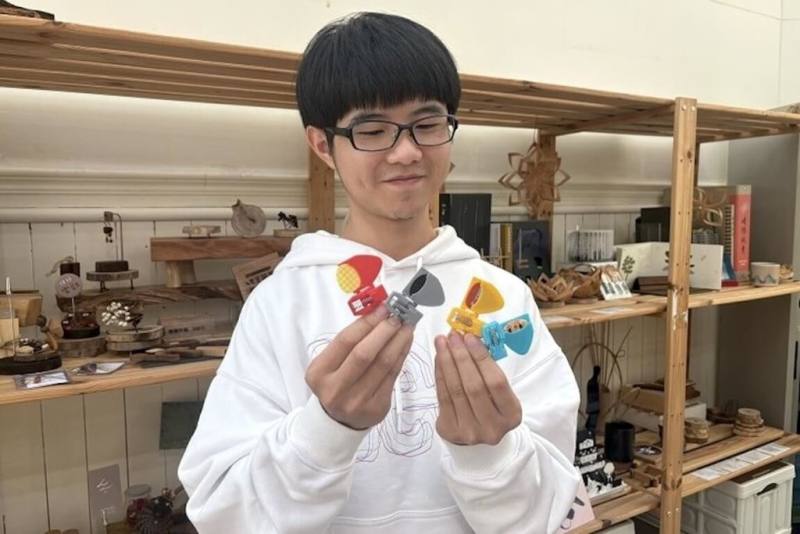 新竹市中華大學機械系學生吳啟睿（圖）參加IIIC國際創新發明競賽，以「吉他撥片收納器」作品獲銅牌。（中華大學提供）