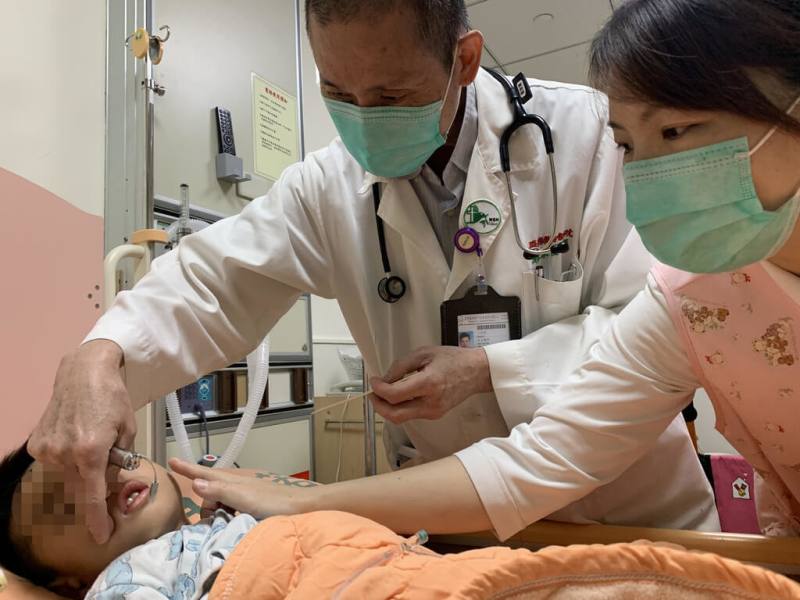 花蓮2歲半呂小弟反覆發燒、持續咳嗽就醫，醫師診斷為肺炎，迅速採用抗生素治療，經5天住院，呂小弟已逐漸恢復健康。（門諾醫院提供）