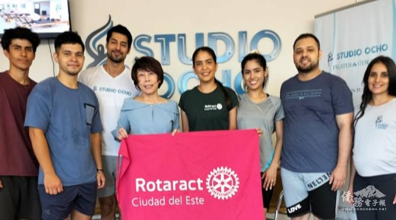 正能量讀書會班長郭汶雪(左四)、東方市扶青社（Rotaract CDE）社長卡塞雷斯(左五)共同舉辦活動為老人院募集物資