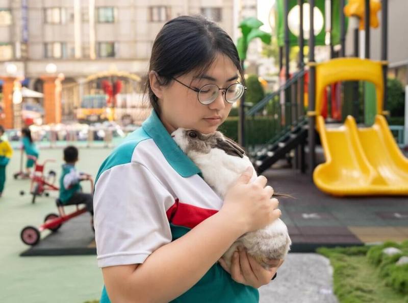 高雄1所幼兒園老師沈怡君帶著兔子到學校當「教官」，分享一路走來生命故事，希望讓孩子感受生命價值，懂得尊重包容不同生命。（台灣動物緊急救援小組提供）