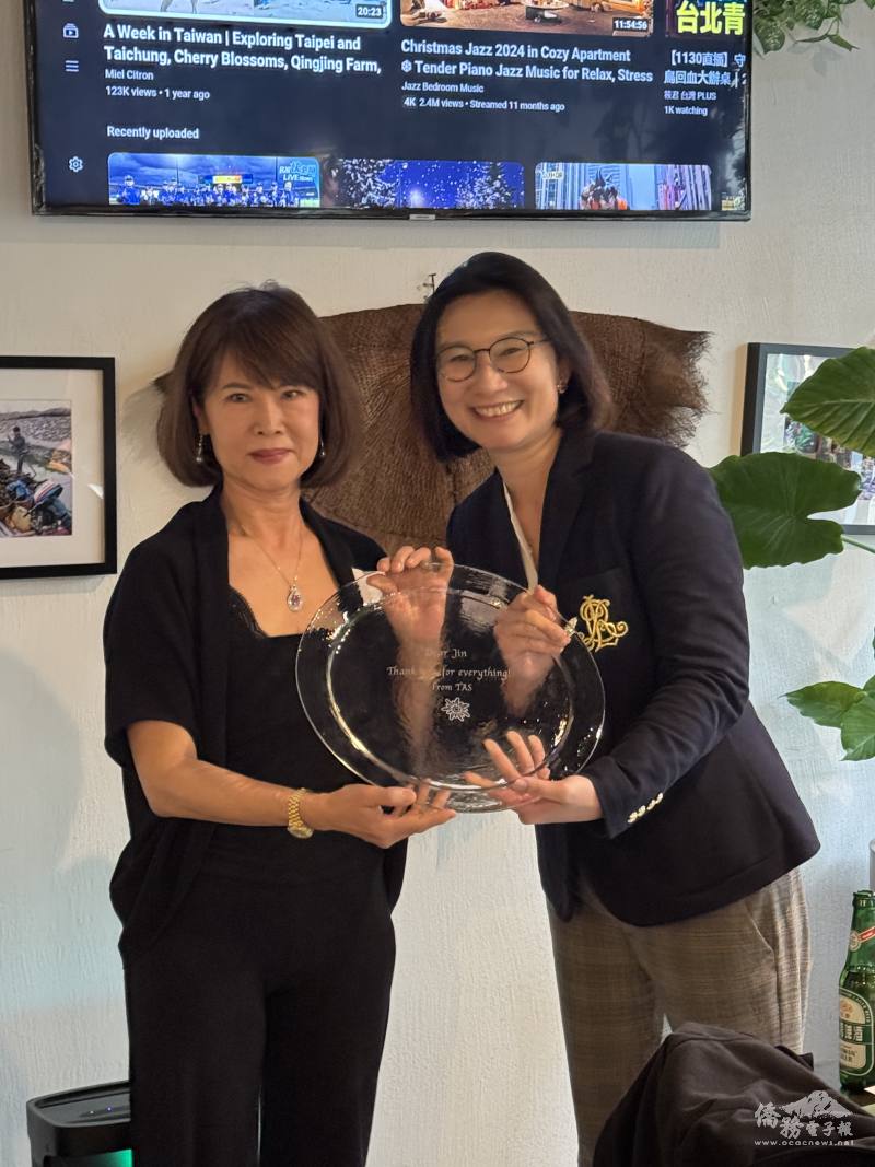 新舊會長交接儀式（左：謝瑾、右：張綉慧）