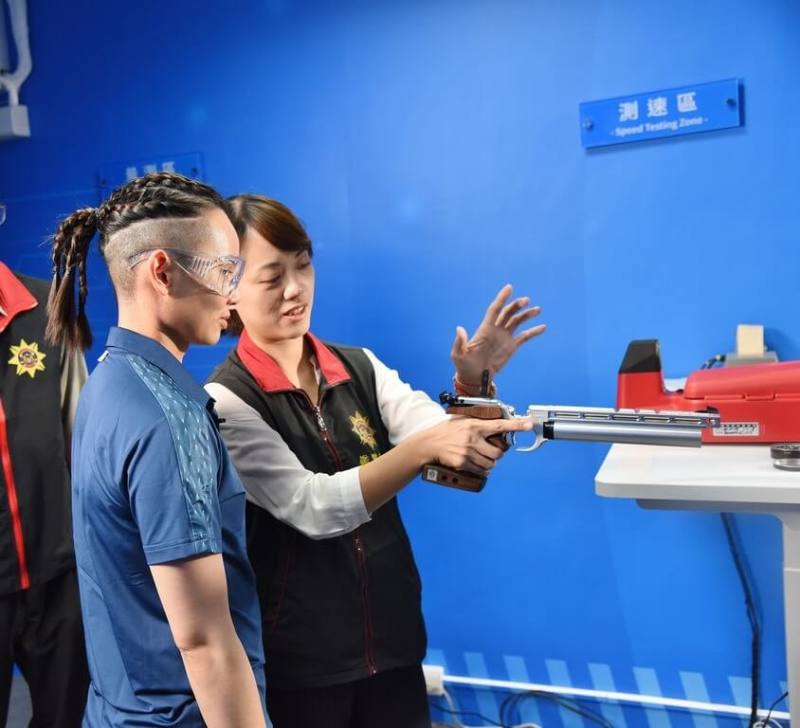 高雄市政府警察局刑事鑑識中心1日正式啟用「空氣槍實驗室」，羽球天后戴資穎（左）受邀擔任鑑識人員，在警方指導下參與模擬測試，親身感受空氣槍威力。（高雄市政府警察局刑事鑑識中心提供）