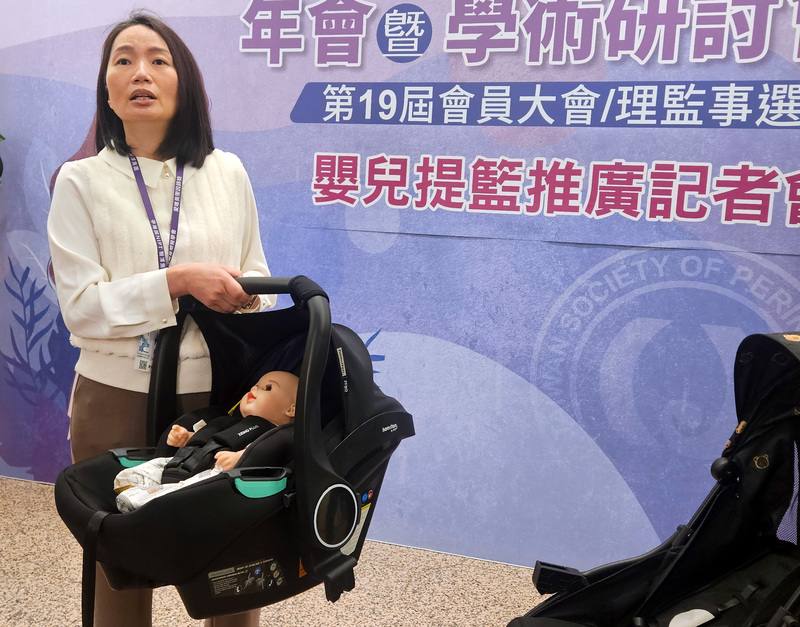 台灣周產期醫學會1日啟動嬰兒提籃推廣計畫，提供為期1年免費嬰兒提籃租借服務；台大醫院婦產部主治醫師林芯伃（圖）說，使用符合安全標準的提籃移動新生兒很重要，如同大人乘車需繫安全帶