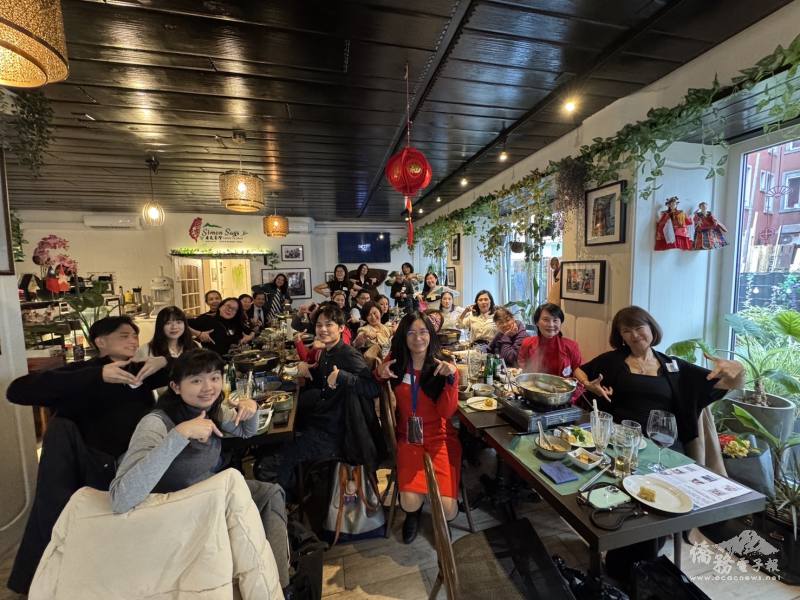 瑞臺協會員於臺灣餐廳合影