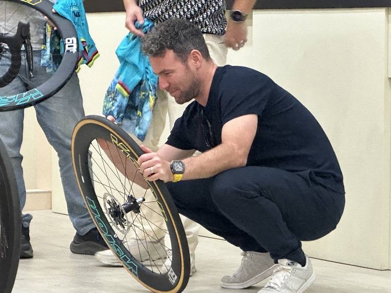 環法自行車挑戰賽日前在日月潭登場，英國籍傳奇車手「曼島飛彈」馬克．凱文迪許（Mark Cavendish）來台參與，2日在台中霧峰舉辦粉絲見面會，蹲下在輪胎上為粉絲簽名