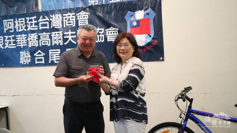 駐阿根廷代表處大使謝妙宏主持阿根廷臺灣商會及阿根廷華僑高爾夫球協會會長李稚崧的連任監交儀式