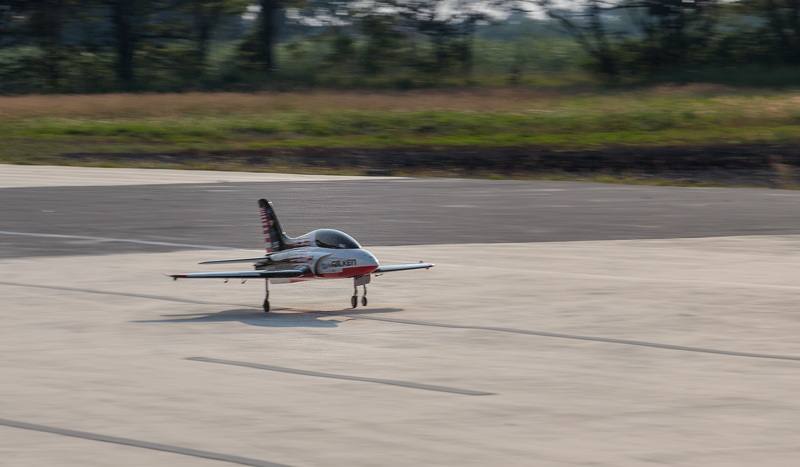 嘉義亞洲無人機AI創新應用研發中心進駐廠商自強工程顧問公司慶祝成立40週年，2日展示研發成果，並有無人機示範飛行，成為現場焦點