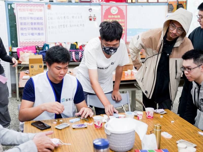 新竹縣明新科技大學表示，海洋廢棄物之一的牡蠣殼，長期都難以達到有效回收，對海洋生態造成負擔，日前邀民眾與師生將牡蠣殼再利用，製作實用的擴香石。（明新科技大學提供）