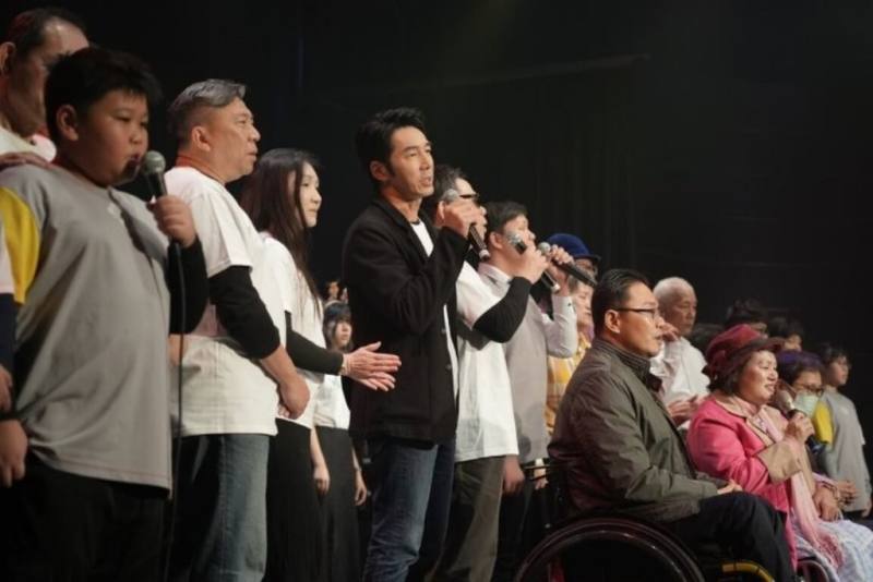 藝人李李仁（黑西裝者）為台灣公益聯盟代言，2日出席「生命的禮讚」感恩音樂會，獻唱經典歌曲「我的未來不是夢」，呼籲大家加入捐款行列，照顧社會弱勢。（台灣公益聯盟提供）