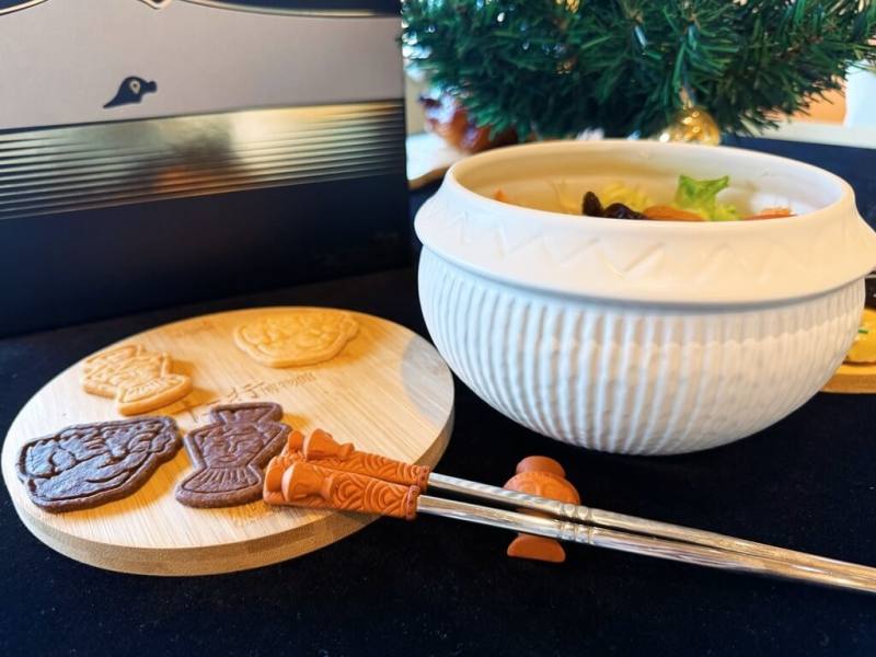 新北市立十三行博物館推出「食．叁」考古系列餐具組，設計靈感源自新北市八里區的國定大坌坑及十三行兩處重要考古遺址。（十三行博物館提供）