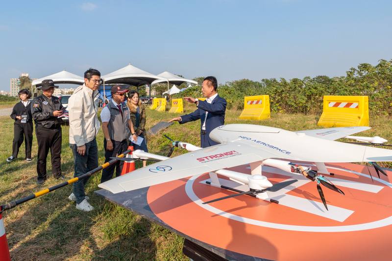 無人機廠商自強工程顧問公司2日在嘉義亞洲無人機AI創新應用研發中心舉辦成立40週年慶典，呈現自主研發成果，除靜態展覽，也有飛行展演，縣長翁章梁（右1）到場參觀