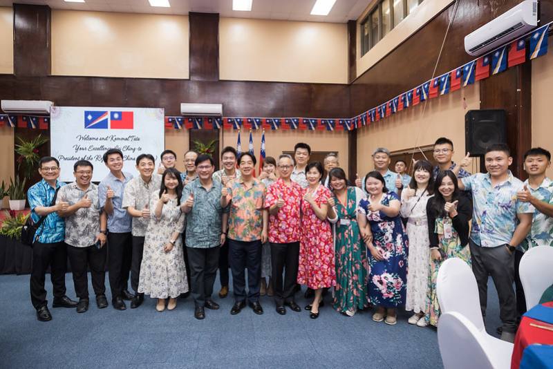 總統與出席人員合影