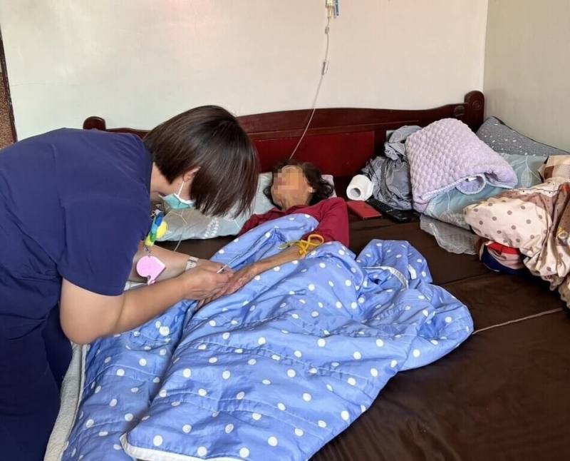 屏東縣政府7月起配合中央推動在宅急症照護，全縣有10個照護團隊，共27家醫療院所與居家護理所參與計畫，現有46名個案接受照護，達成在宅安心、安養、安老，打造社福一體式服務的幸福社會。（屏東縣政府提供）